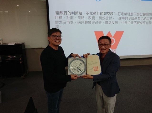 文雄眼鏡-通路商合併之決策分析，個案當事人張文雄執行長親臨分享